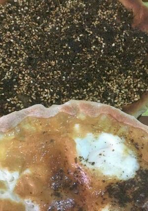 صورة لوصفة مناقيش بالزعتر والجبنة والبيض