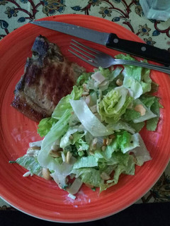 Una foto de Cetogénica: Chuleta de cerdo con piel y ensalada verde