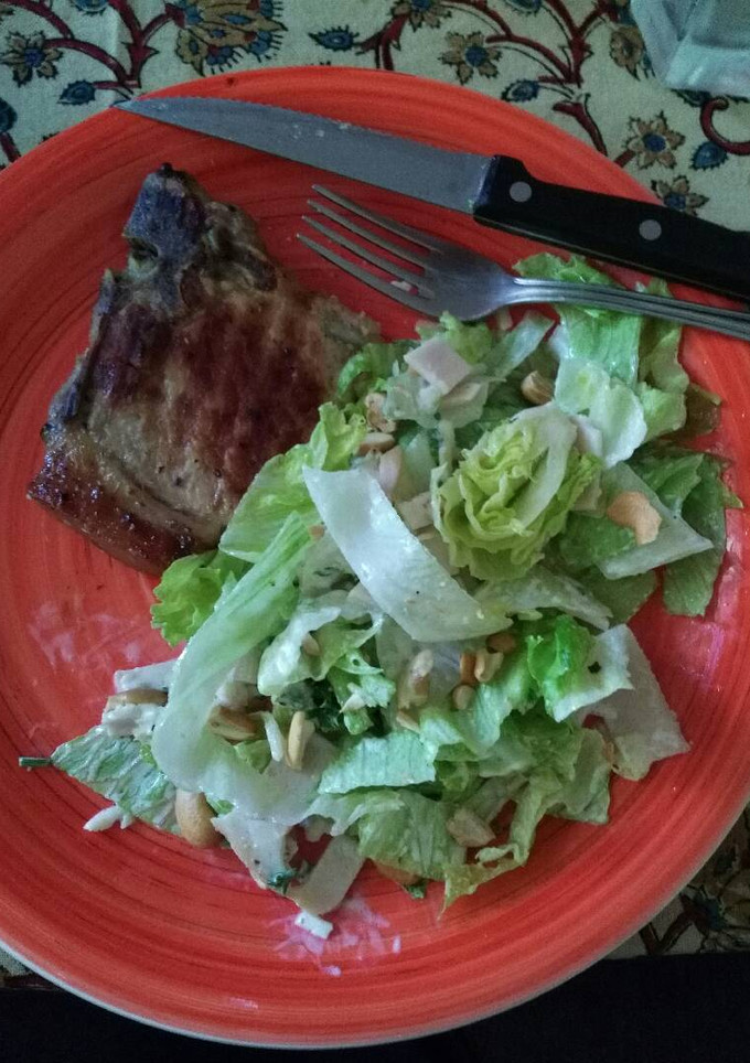 Una foto de Cetogénica: Chuleta de cerdo con piel y ensalada verde