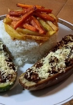 Una foto de Berenjena y calabacín relleno de carne molida