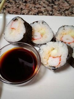 Una foto de Sushi variados
