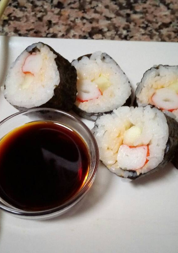Una foto de Sushi variados
