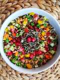 Insalata di bulgur con melograno, germogli e verdure 🌷