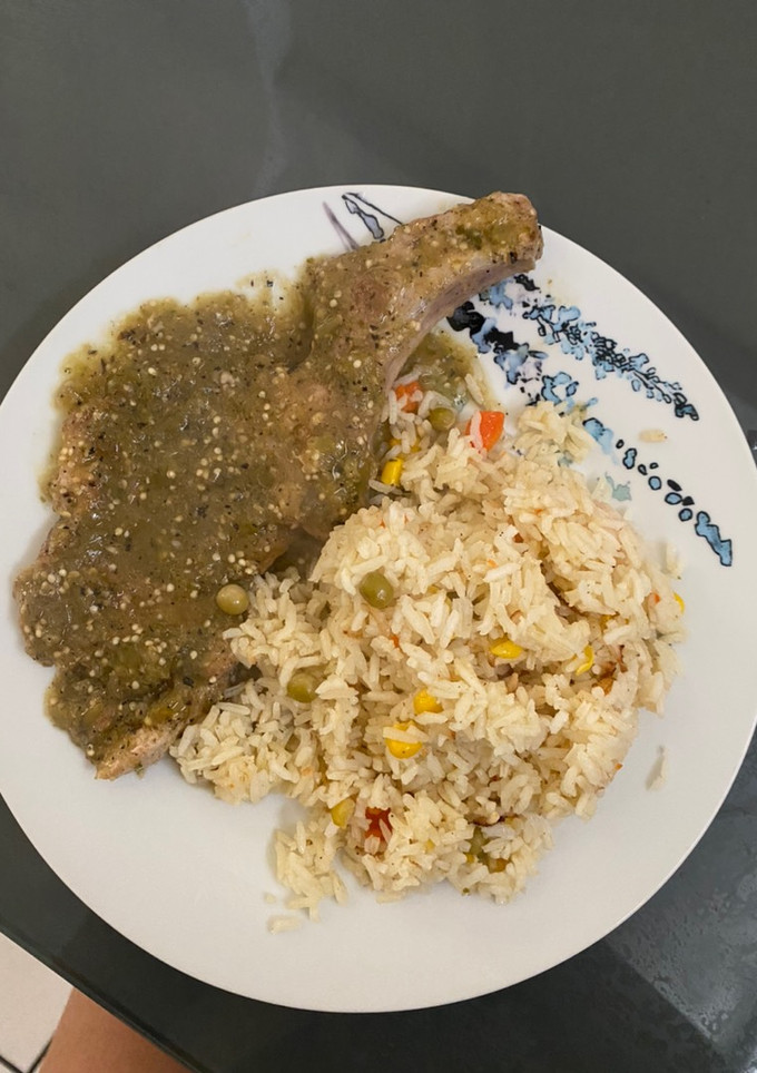 Una foto de Chuletas de Cerdo con Arroz a la Mantequilla