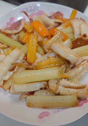 芹菜甜椒炒花枝 的食譜成品照片
