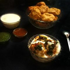A picture of Dahi Bhalle.
