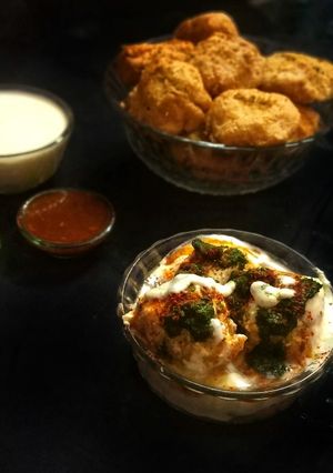 A picture of Dahi Bhalle.