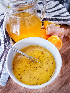 Una foto de Vinagreta cremosa de naranja y jengibre