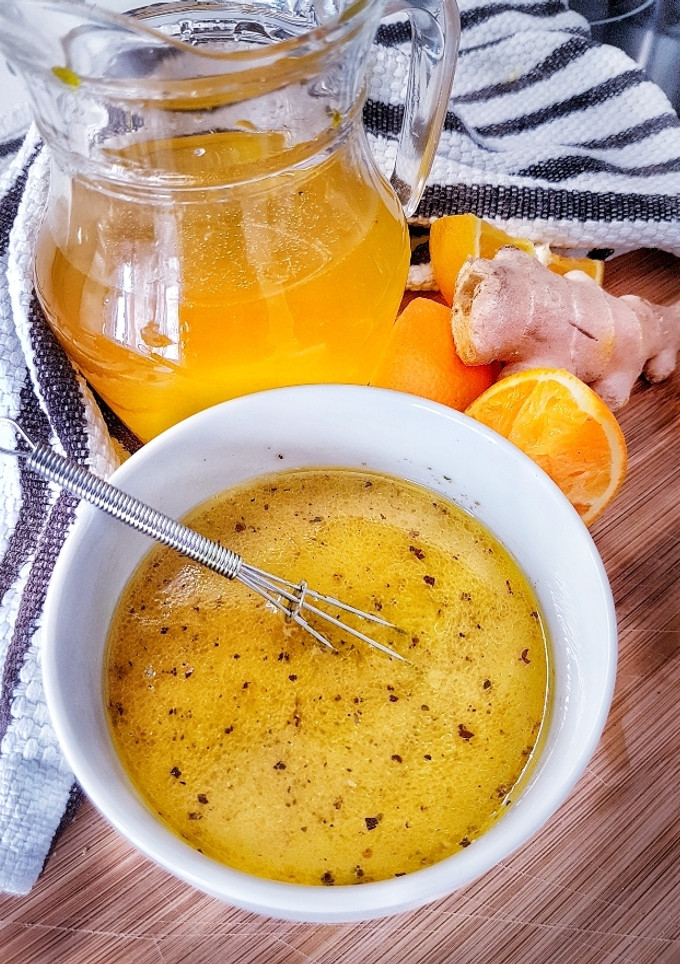 Una foto de Vinagreta cremosa de naranja y jengibre
