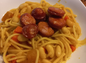 Una foto de Porotos con riendas y longanizas
