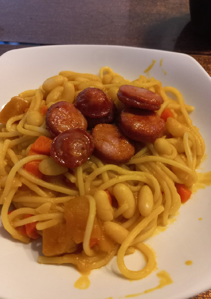 Una foto de Porotos con riendas y longanizas