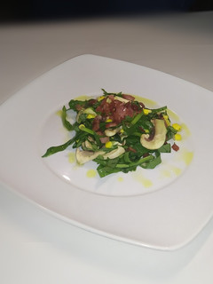 Una foto de Ensalada de espinacas con tocino y vinagreta