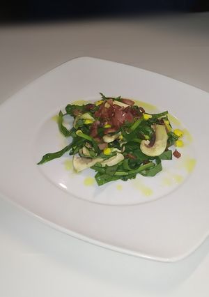 Una foto de Ensalada de espinacas con tocino y vinagreta