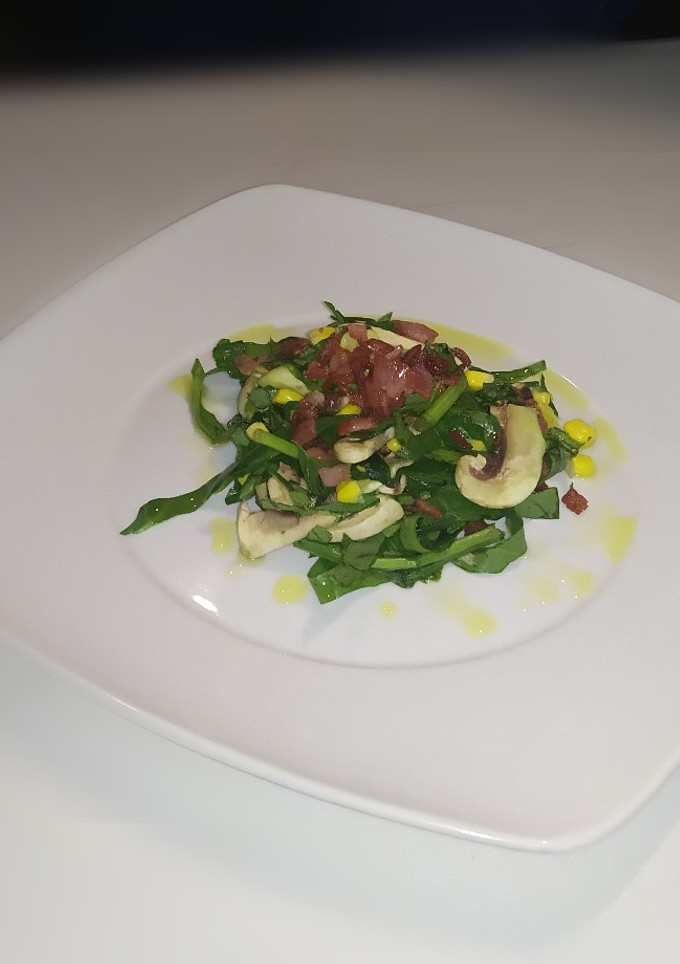 Una foto de Ensalada de espinacas con tocino y vinagreta
