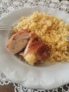 Sajtos csirkemell baconban recept fotója