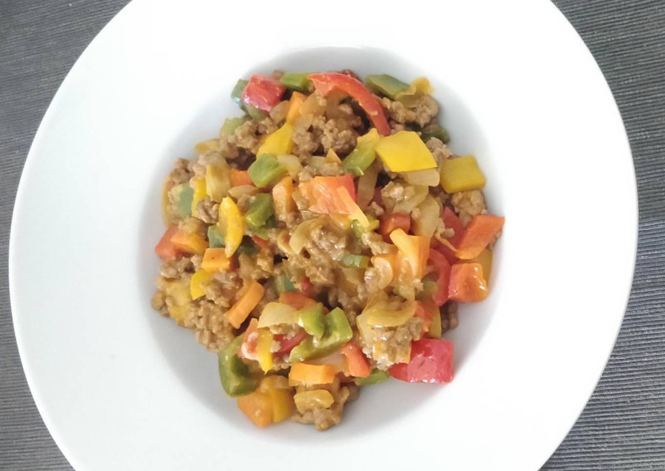 Wok de carne picada y verduras