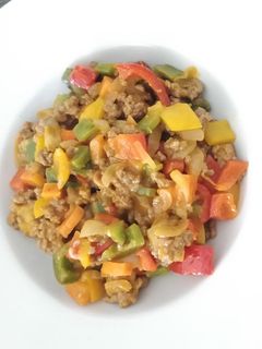 Una foto de Wok de carne picada y verduras
