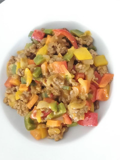 Una foto de Wok de carne picada y verduras
