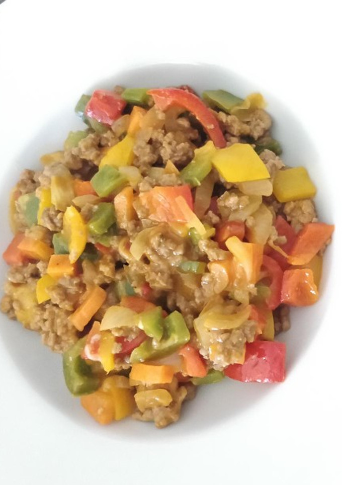 Una foto de Wok de carne picada y verduras