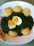 Spinat mit Ei und gekochten Kartoffeln