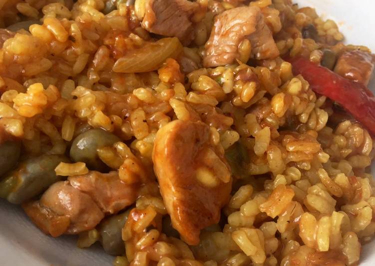 Paella con pavo y habas