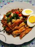 Bastones de pollo al ajillo y ensalada de legumbres