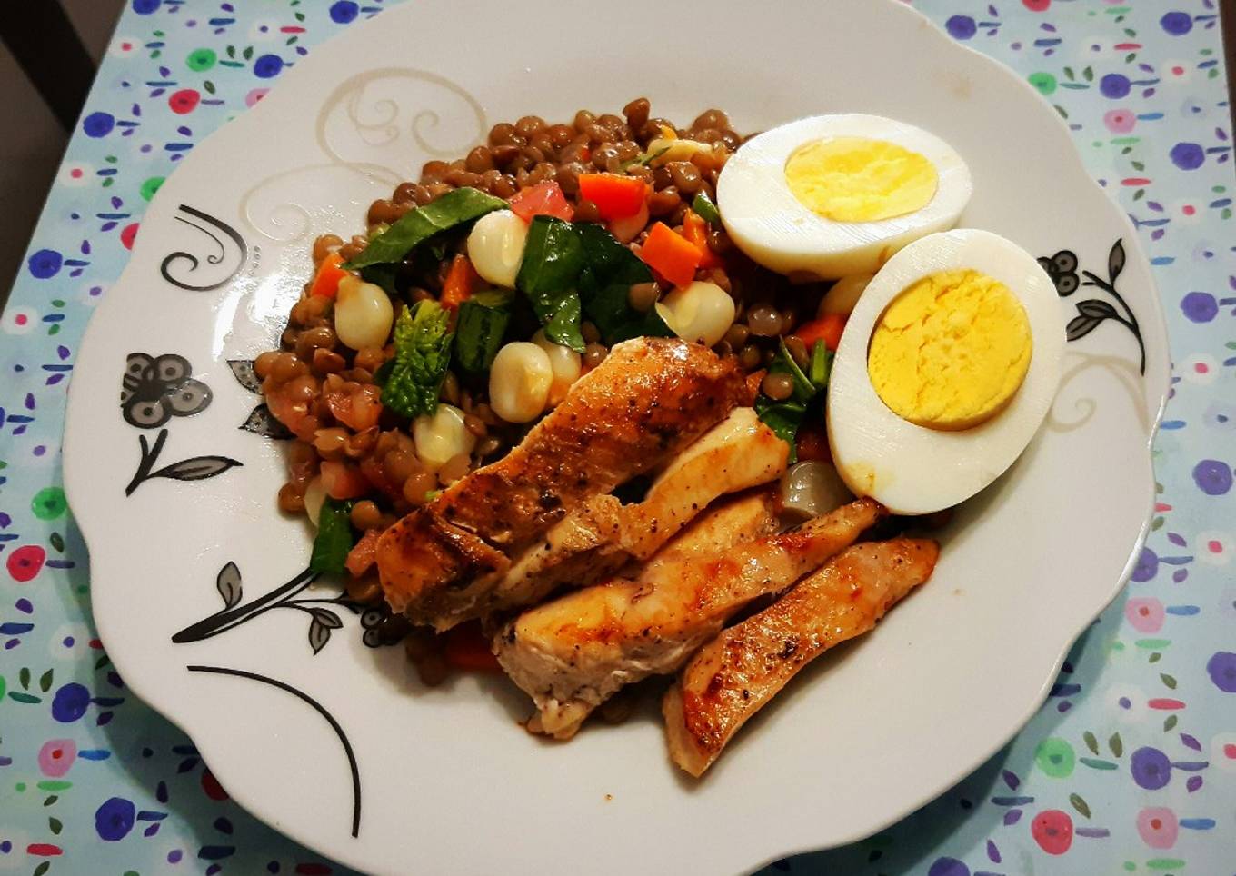 Bastones de pollo al ajillo y ensalada de legumbres