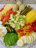 Ensalada variada con queso de bola