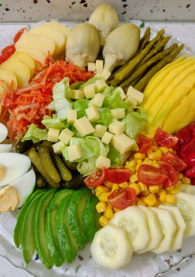 Una foto de Ensalada variada con queso de bola