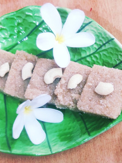 સુખડી(sukhdi in Gujarati) રેસીપી મુખ્ય ફોટો