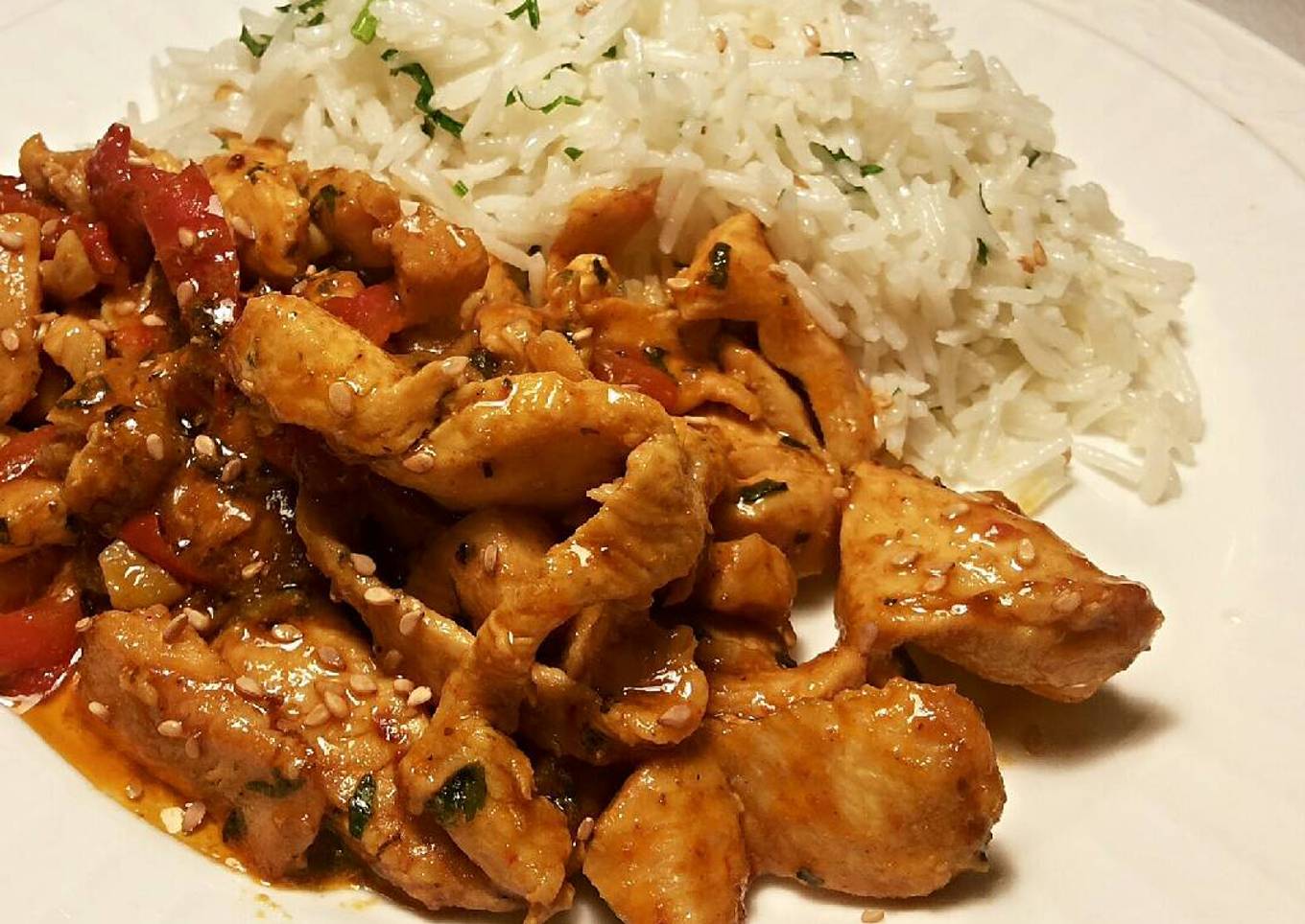 Improvisado de arroz jazmín, con tiras de pollo en salsa