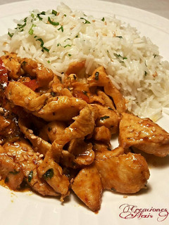 Una foto de Improvisado de arroz jazmín, con tiras de pollo en salsa