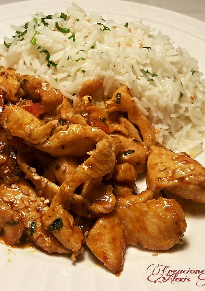 Una foto de Improvisado de arroz jazmín, con tiras de pollo en salsa