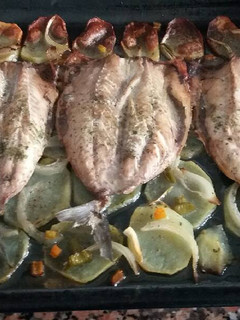 Una foto de Sarda o caballa asada con patatas y pimientos