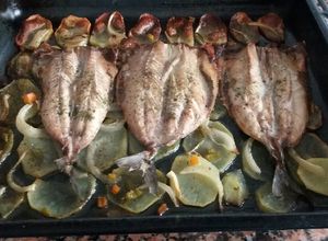 Foto principal de Sarda o caballa asada con patatas y pimientos