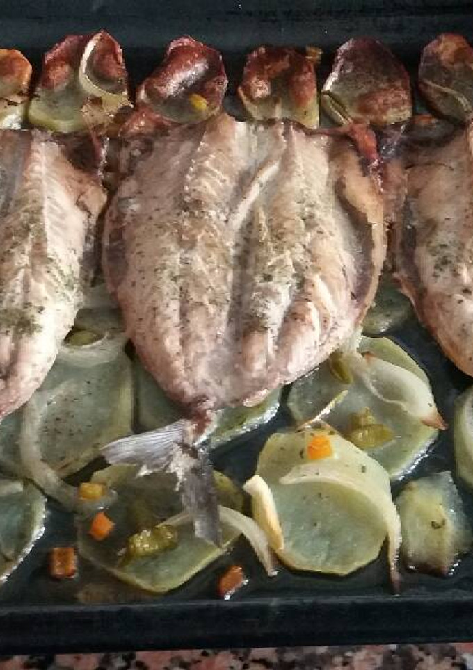 Una foto de Sarda o caballa asada con patatas y pimientos