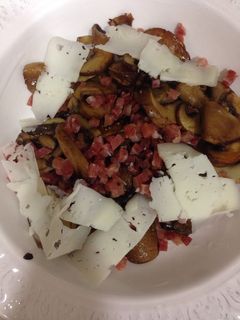 Una foto de Huevos con champiñón, jamón y queso