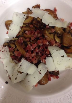 Una foto de Huevos con champiñón, jamón y queso