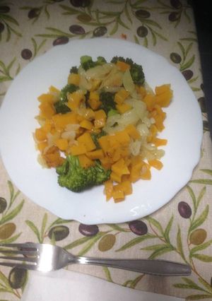 Una foto de Brócoli y calabaza en la vaporera