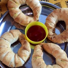 A picture of Baked khaja ring stuffed with peas.