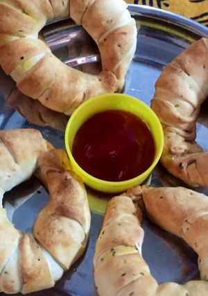 A picture of Baked khaja ring stuffed with peas.