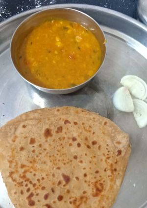 દાળફ્રાય વિથ પરાઠા (dal fry recipe in gujarati) રેસીપી મુખ્ય ફોટો