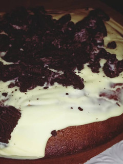 Una foto de Bizcocho de Nutella con chocolate blanco y oreos