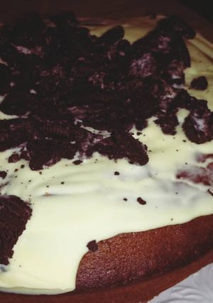 Una foto de Bizcocho de Nutella con chocolate blanco y oreos