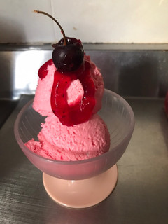 Una foto de Helado de frutos rojos a partir de merengue suizo
