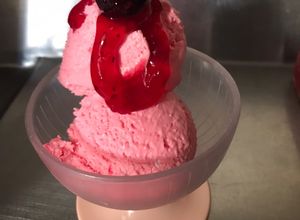 Una foto de Helado de frutos rojos a partir de merengue suizo