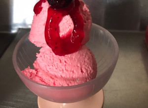 Una foto de Helado de frutos rojos a partir de merengue suizo