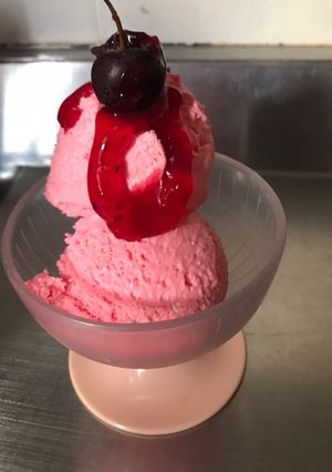 Una foto de Helado de frutos rojos a partir de merengue suizo