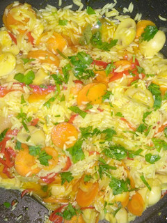 Una foto de Arroz al curry con champiñones y verduras. Receta vegana