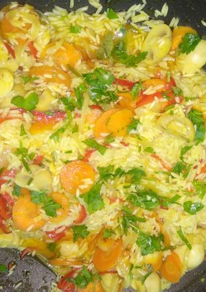 Una foto de Arroz al curry con champiñones y verduras. Receta vegana
